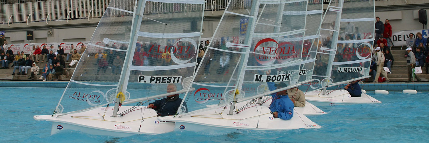 <p>Répliques miniatures des bateaux de courses du Vendée Globe utilisés pour sport loisir ou évènementiel.</p>
